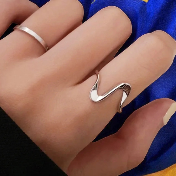 🆕️18K Gold Plated Adjustable Wavy Dainty Minimalist Ring - Fits Sizes 6-9 ✨ - Picture 1 of 13